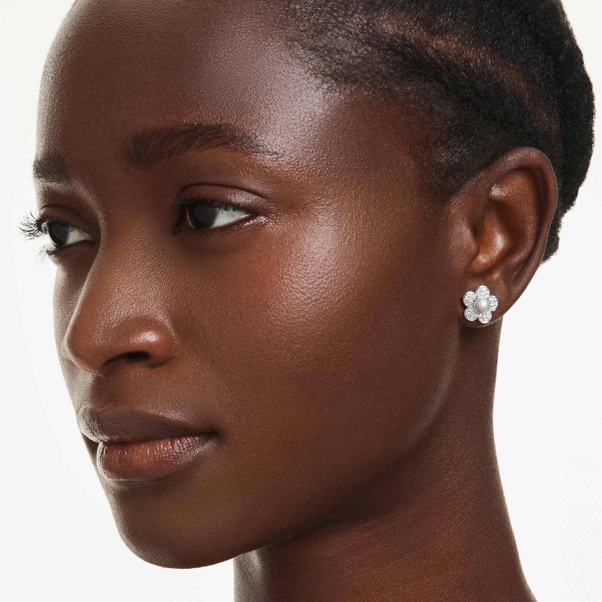 Swarovski Ariana Grande x Swarovski stud earrings Crystal Pearl, Round cut, Flower, White, Rhodium plated 5756098